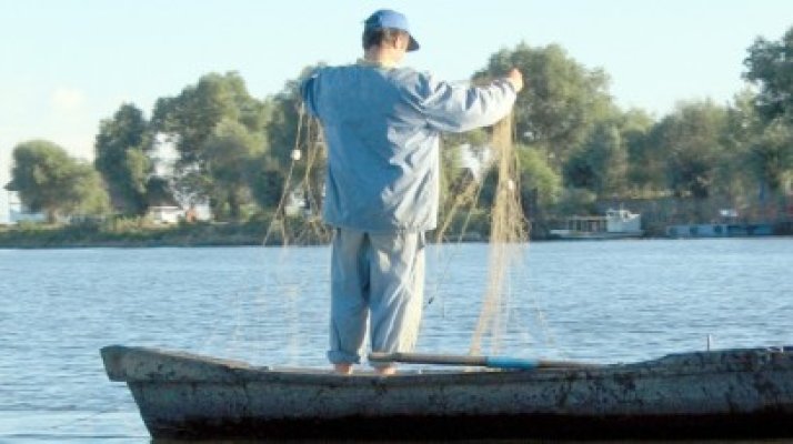Pescarii profesionişti, lăsaţi fără autorizaţii